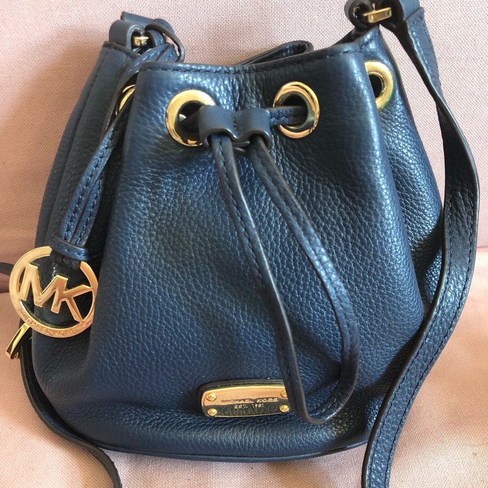 OFFERS WELCOME💙Michael Kors cute mini bucket bag